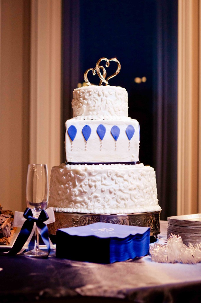 Navy and white wedding cake; Kentucky wedding photographer